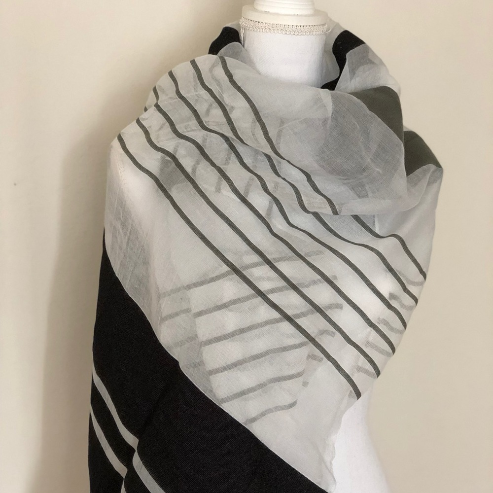 Brand New Banana Republic Navy & White Scarf
